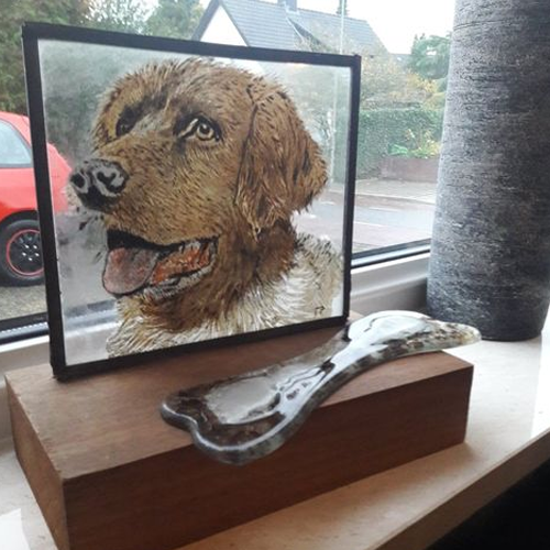 Portret hond gebrandschilderd met crematie as in botje van glas verwerkt